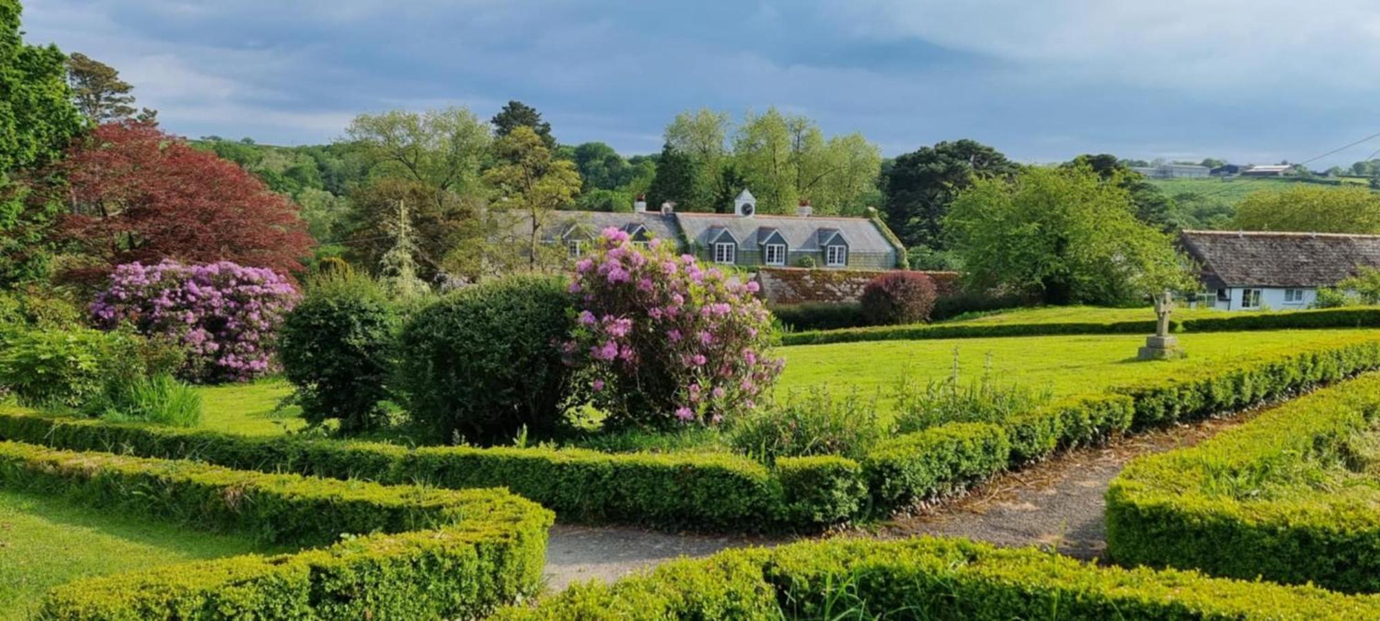 Great Trethew Manor Hotel & Self Catering Lodges 利斯卡德 外观 照片