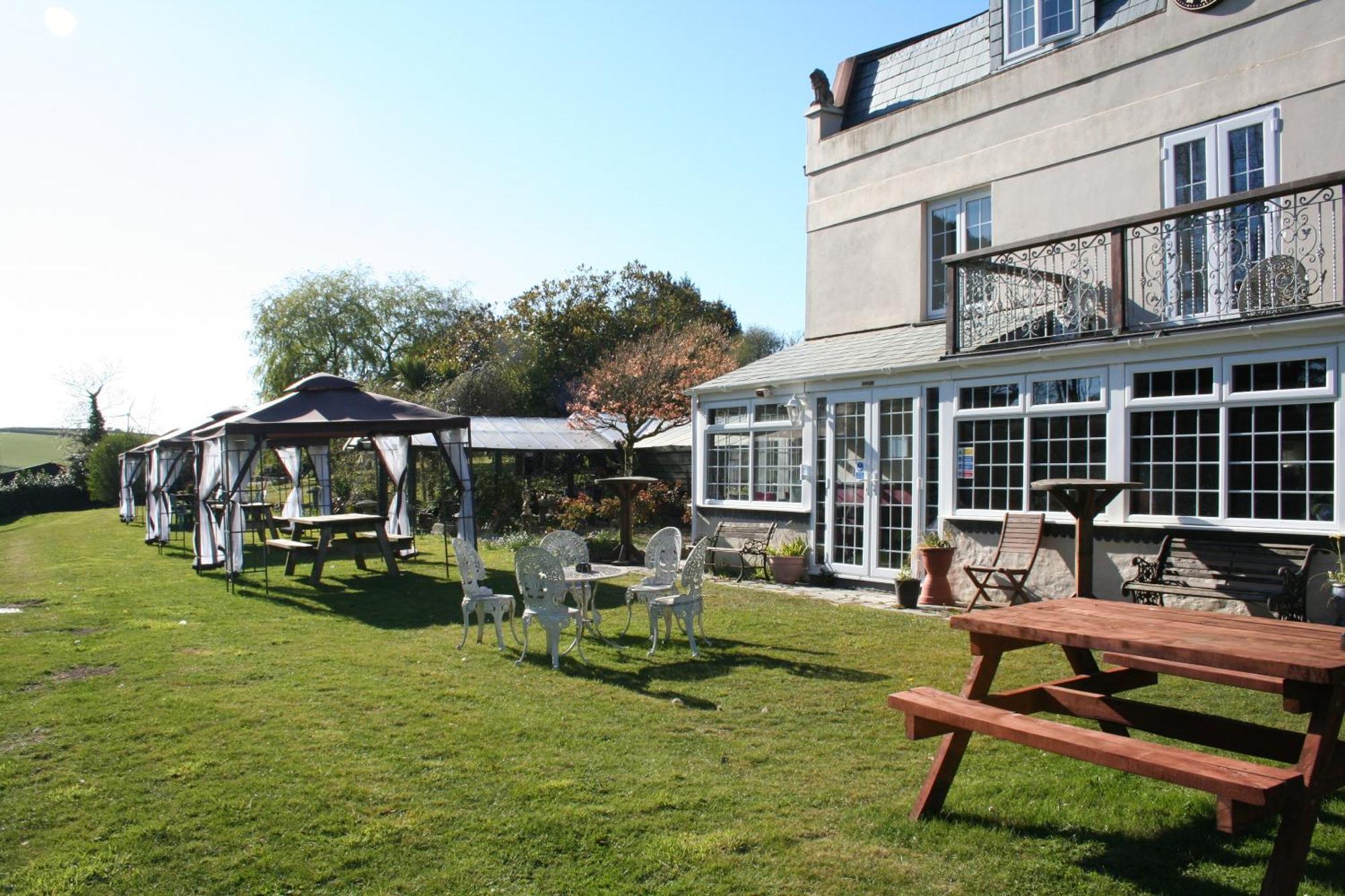 Great Trethew Manor Hotel & Self Catering Lodges 利斯卡德 外观 照片