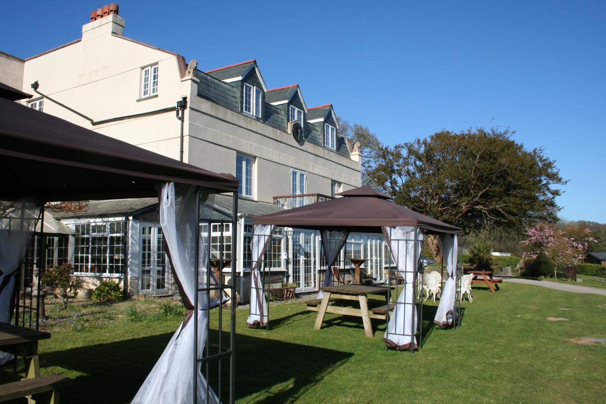 Great Trethew Manor Hotel & Self Catering Lodges 利斯卡德 外观 照片